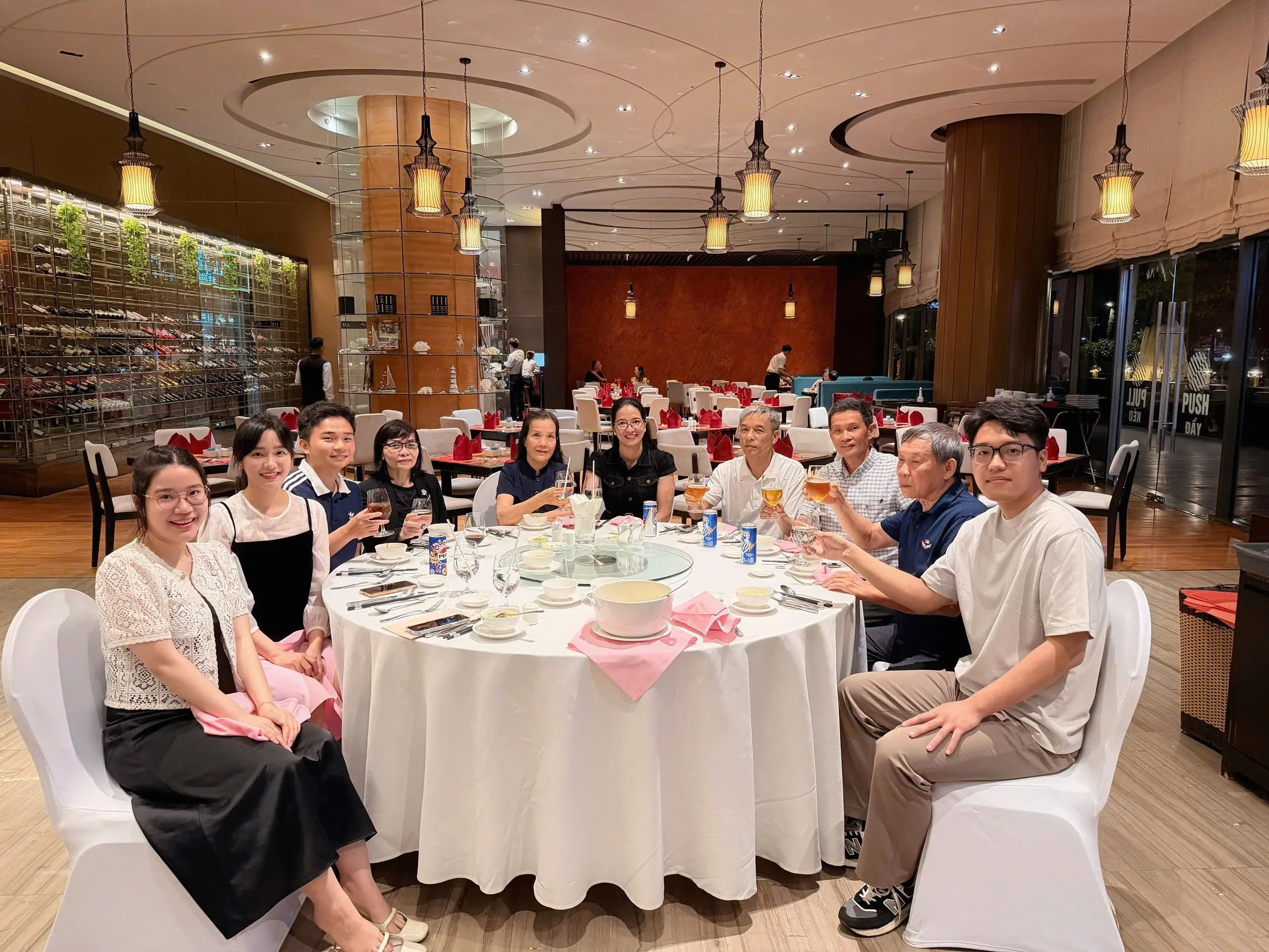 Khải và Phương dùng bữa cùng gia đình