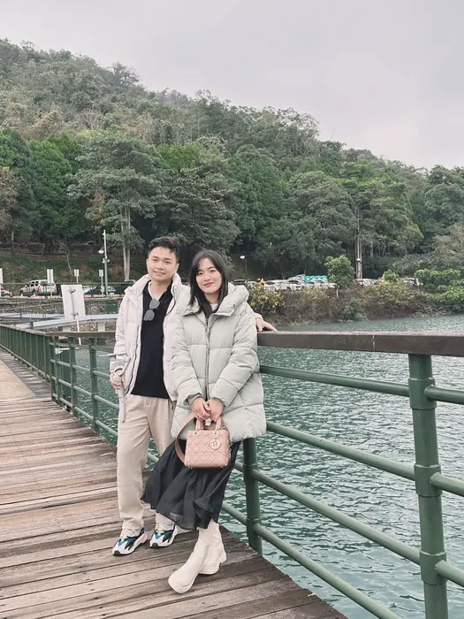 Khải và Phương trên cầu gỗ ven hồ