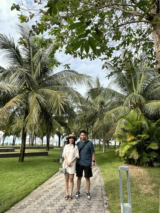 Khải và Phương trên con đường hàng dừa
