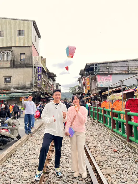 Khải và Phương với đèn trời trên đường ray