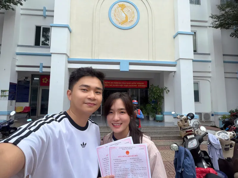 Khải và Phương trong ngày nhận giấy chứng nhận kết hôn