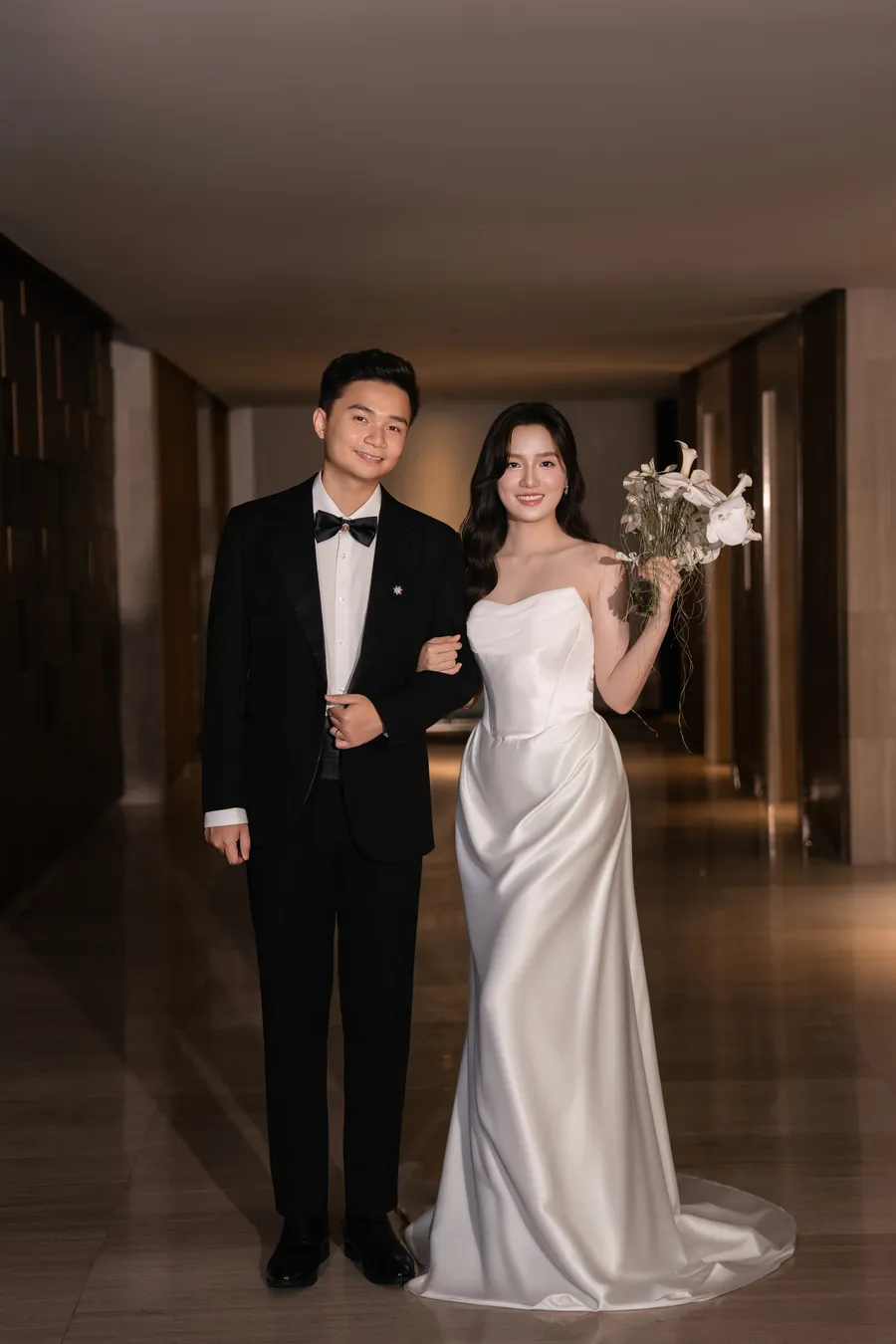 Tiến Khải và Thanh Phương cầm hoa lan trắng