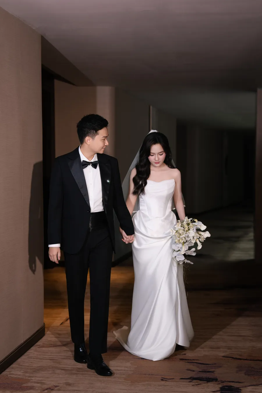 Tiến Khải và Thanh Phương sánh bước trong hành lang