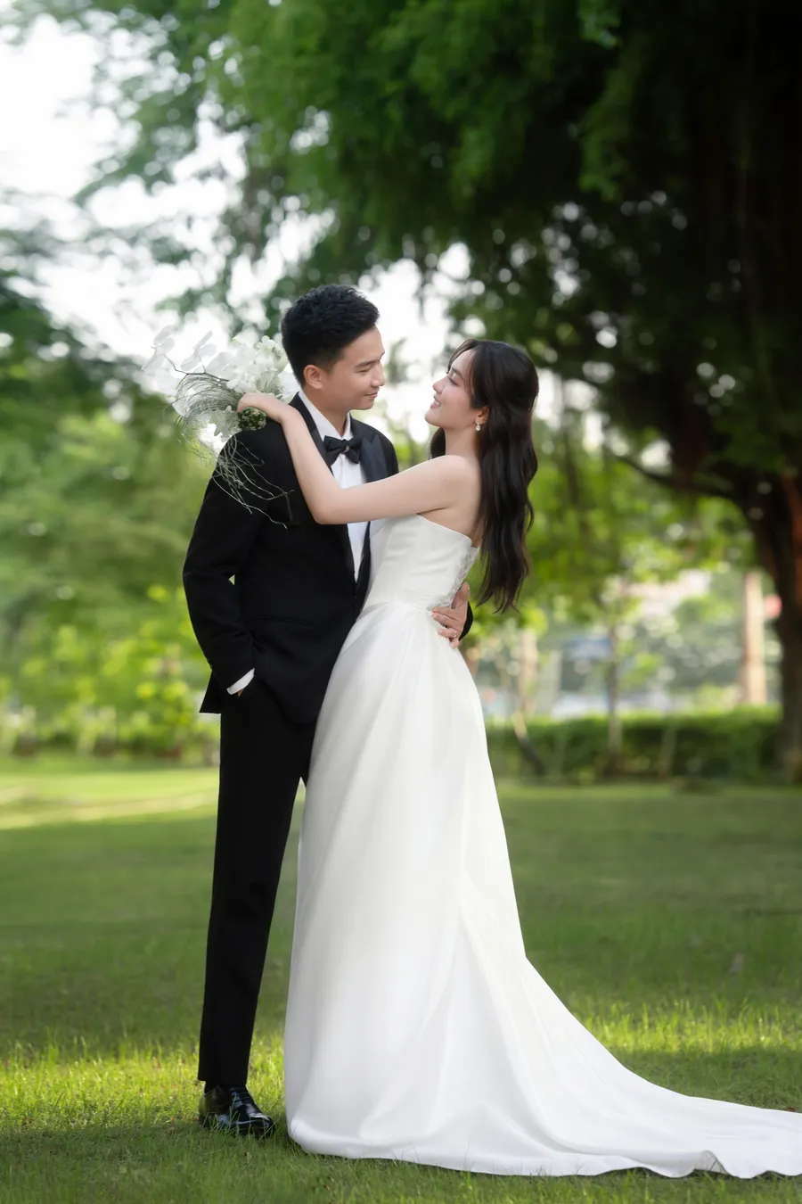 Khải và Phương nhìn nhau trong vườn xanh